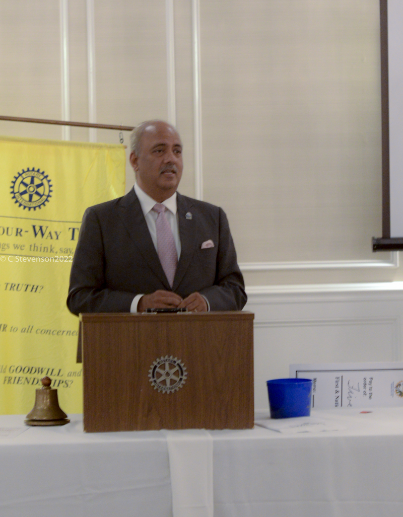 Rotary International President Shekhar Mehta dining with the Wilmington East Club